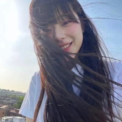 圆肚子女孩